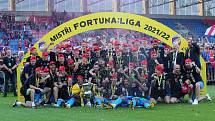 Fotbalisté plzeňské Viktorie přebírají pohár za vítězství v nejvyšší lize. Na hřišti ve Štruncových sadech oslavují zisk šestého titulu.