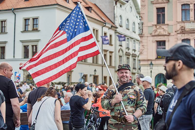 Konvoj svobody s více než 250 historickými vojenskými vozidly projel v neděli centrem města a zakončil letošní Slavnosti svobody. Přehlídky si zúčastnili i tři američtí a dva belgičtí účastníci osvobození v roce 1945, kterým mávaly tisíce lidí.