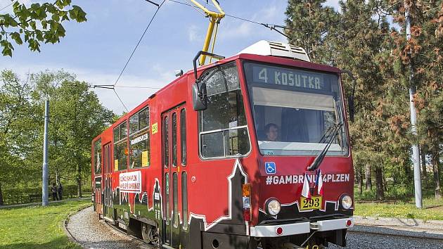 Speciální Gambrinus tramvaj, která projíždí ulicemi Plzně