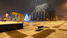 Noční sněžení v centru i okrajových částech Plzně. Na snímku náměstí Republiky - Katedrála sv. Bartoloměje.