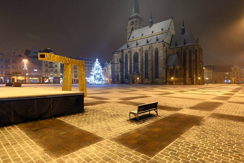 Noční sněžení v centru i okrajových částech Plzně. Na snímku náměstí Republiky - Katedrála sv. Bartoloměje.