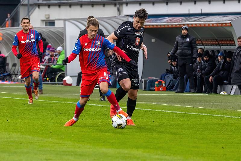 Fotbalisté Viktorie Plzeň podlehli na úvod ligového jara doma nečekaně Hradci Králové 1:2.