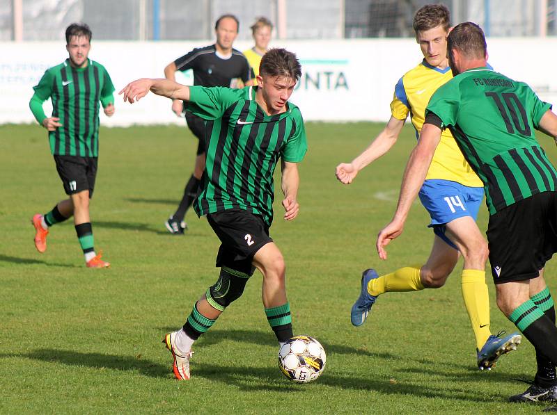 13. kolo FORTUNA divize A: SK SENCO Doubravka (na snímku fotbalisté ve žlutých dresech) - FC Rokycany 4:0 (3:0).