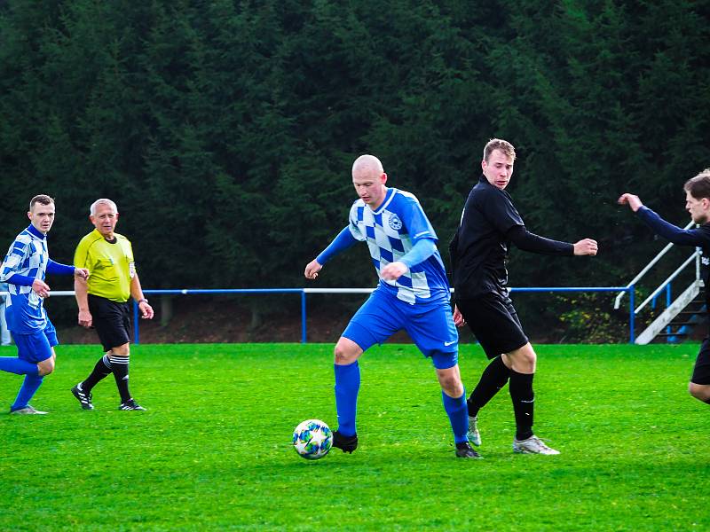 14. kolo krajského přeboru: FK Okula Nýrsko (na snímku hráči v modrobílých dresech) - TJ Zruč 4:0.