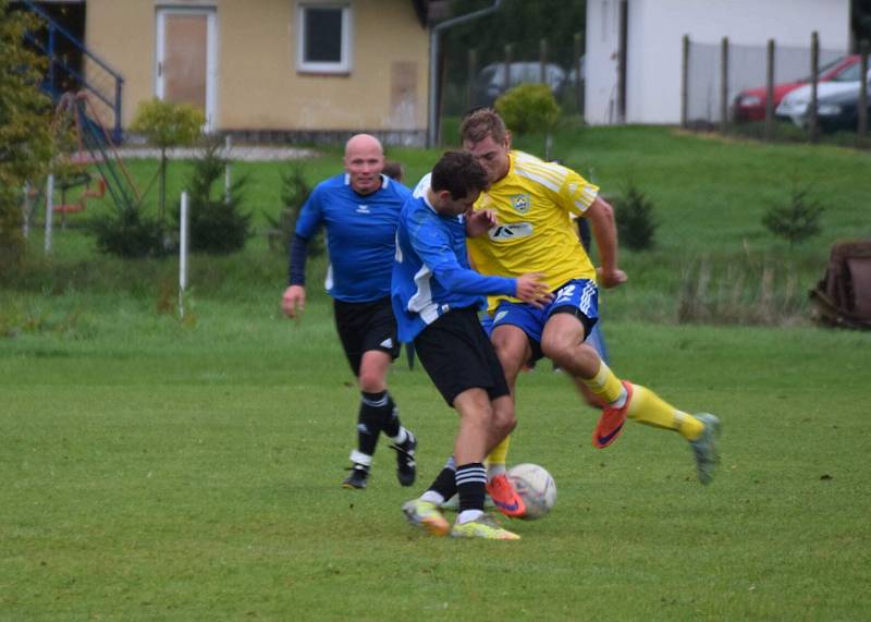 7. kolo krajské I. B třídy (skupina B): TJ Měcholupy (na snímku fotbalisté ve žlutých dresech) - TJ Sokol Štěnovice 3:0 (1:0).