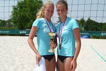 Plzeňské beachvolejbalistky  Jana Forejtová (vlevo)  a Kateřina Valková vybojovaly na mistrovství republiky bronz