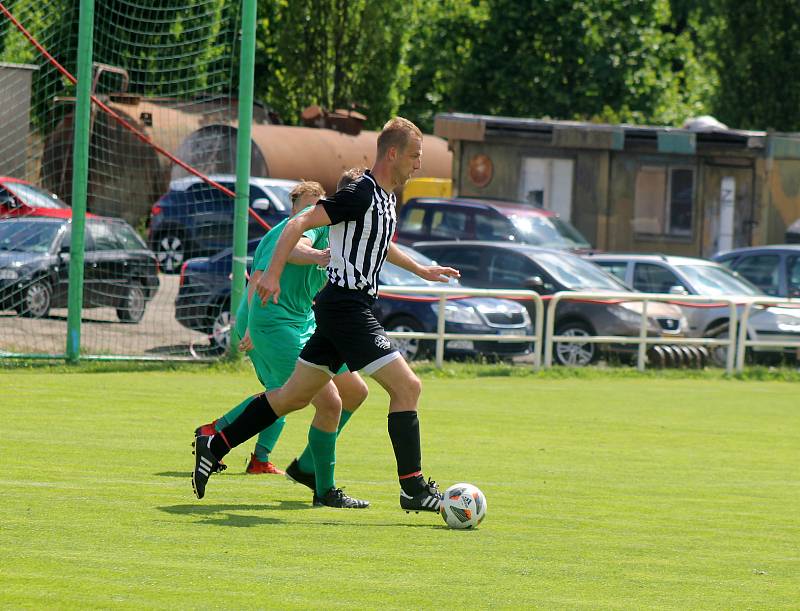 Z archivu: Fotbalisté plzeňského Smíchova (černobílí) se v nováčkovské sezoně I. A třídy zatím hledají. Ve třech zápasech totiž získali jediný bod.