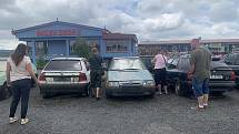 Inspektoři ČOI pro Plzeňský a Karlovarský kraj si v sobotu posvítili na tržnici ve Svaté Kateřině na Tachovsku. Odstavená auta, ve kterých měli tamní trhovci ukryté padělané zboží, pomáhal otevírat zámečník.