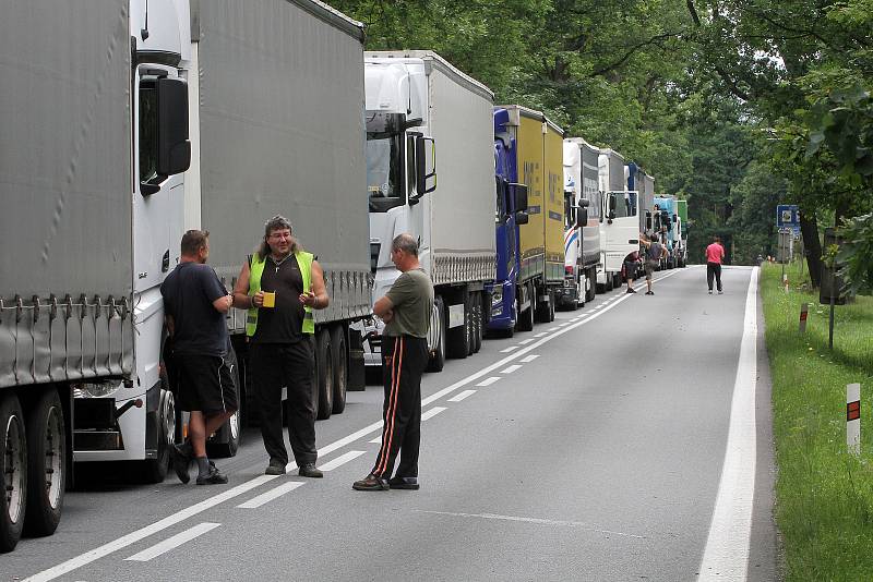 Nehoda nákladního auta a rychlíku společnosti GW Train Regio na trati Plzeň - Most se stala na železničním přejezdu nedaleko obce Kaznějov na severním Plzeňsku.