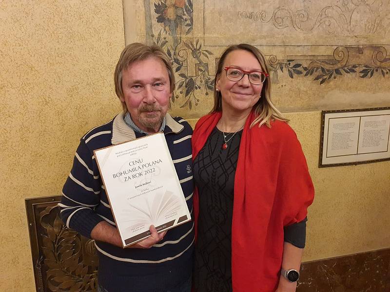 Letošní cenu Bohumila Polana získal plzeňský spisovatel Josef Kejha. Na snímku s jednatelkou vydavatelství Grafia Janou Brabcovou.