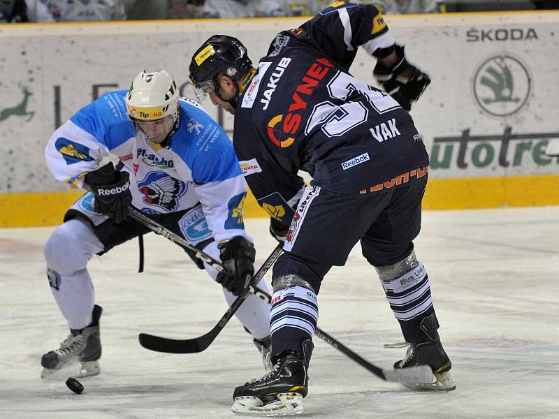 Hokejisté HC Plzeň 1929 (v bílém) prohráli v dohrávce 26. kola extraligy na ledě Bílých Tygrů Liberec 1:2 v prodloužení. 