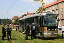 Nová tramvaj PMDP má lehce udržovatelná sedadla, kamerový systém proti vandalům a zároveň na monitorování nástupního prostoru řidičem. První cestující se tramvají projedou pravděpodobně v listopadu 2010. Sedět jich může 35, 117 míst je pak na stání