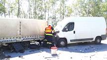 U křižovatky na severoplzeňské Štipoklasy na silnici mezi Plzní a Karlovými Vary došlo ve čtvrtek odpoledne k vážné dopravní nehodě.