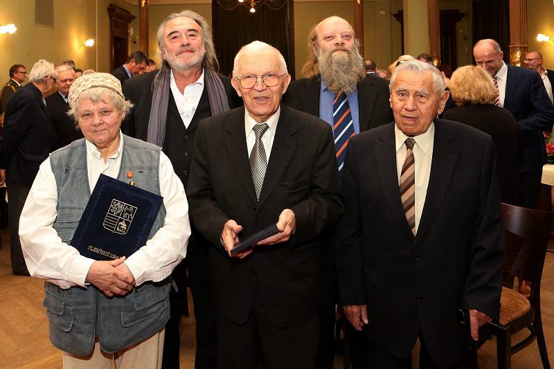 Zleva Jiřina Fuchsová, Vladimír Líbal, Stanislav Šmic, Miroslav Svoboda a Jiří Světlík.