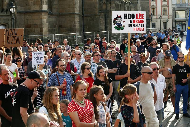 Demonstrace proti Andreji Babišovi na náměstí Republiky v Plzni.