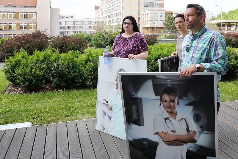 Zpěvák Marek Ztracený a fotbalový trenér Pavel Horváth přinesli fotografické obrazy z kalendáře Time, pro který sami pózovali. Výnos z prodeje kalendáře podpoří nadaci Onkoláček.