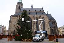Zdobení vánočního stromu na náměstí Republiky v Plzni