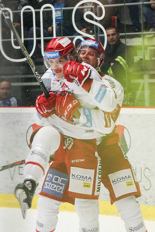 Semifinále play off hokejové extraligy - 5. zápas: HC Oceláři Třinec - HC Škoda Plzeň, 11. dubna 2019 v Třinci. Na snímku (zleva) Michal Kovařčík, Patrik Husák.