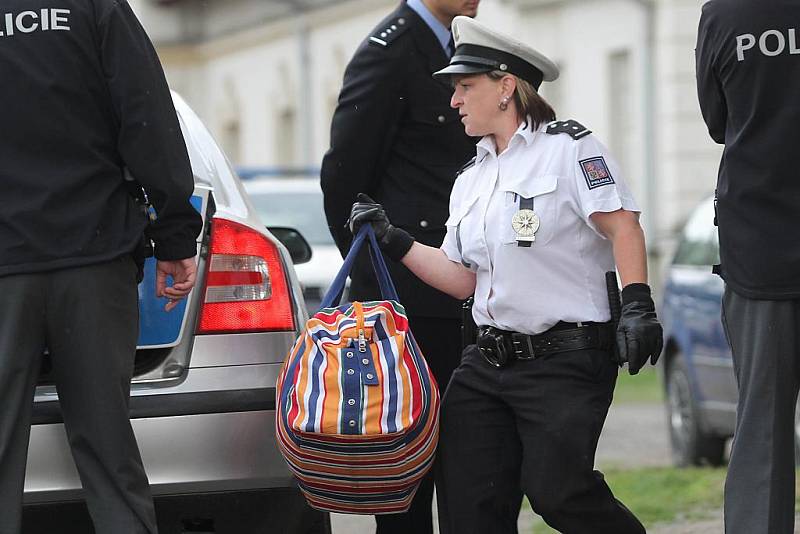 Policisté vynášejí možný důkazní materiál