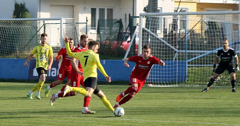 14. kolo FORTUNA divize A: SK Klatovy 1898 (červení) - ROBSTAV Přeštice (žlutí) 1:4 (1:4).