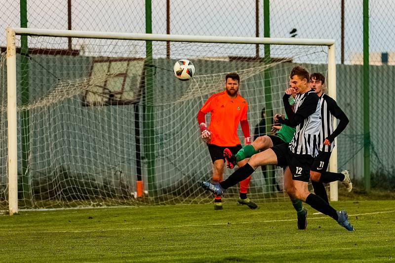 15. kolo I. A třídy: SK Smíchov Plzeň - FC Rokycany B (na snímku fotbalisté v zelených dresech) 4:2 (2:0).