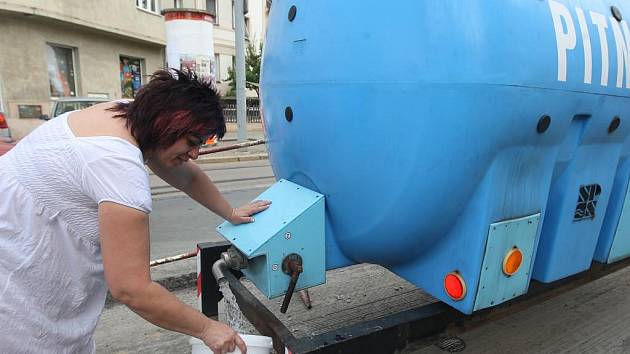 Lidé, kteří bydlí nebo pracují na Slovanech, byli včera od rána bez vody. Museli si pro ni chodit do přistavených cisteren. Odstávka skončila po 13. hodině