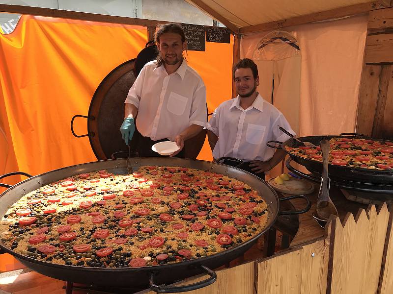 Oldřich Pítra (na snímku vlevo) z Hrádku u Sušice vařil letos na festivalu už po šesté španělskou paellu.