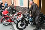 Nadšenci s historickými motocykly se v sobotu dopoledne projížděli po klopeném cyklistickém oválu na Slovanech