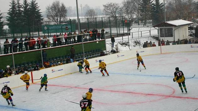 V neděli odehráli kralovičtí hokejisté na kluzišti u základní školy dvě utkání na přírodním ledě. Žáci (na snímku) zdolali HC Lány 3:1, muži Hadačku 5:1