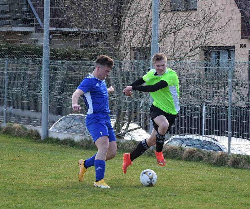 I. B třída, skupina B (15. kolo): SK Bolešiny (na snímku fotbalisté v modrých dresech) - TJ Sokol Štěnovice (zelení) 4:0.