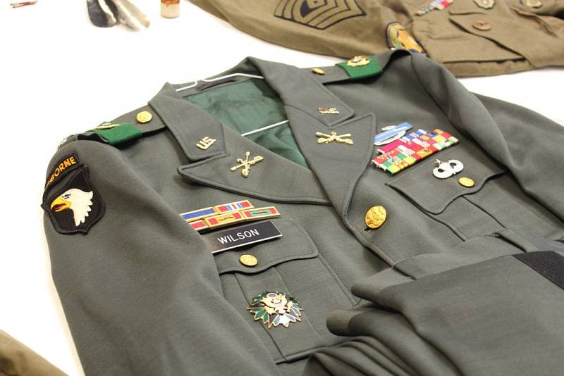 Uniformu včetně nášivek, odznaků a knoflíků věnovali muzeu pamětníci.