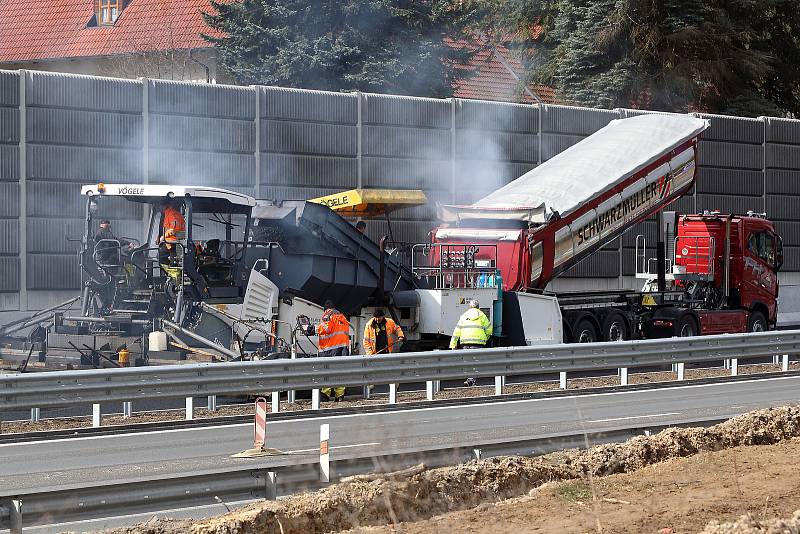 Nová čtyřproudová komunikace mezi Plzní a Třemošnou před dokončením.