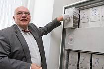 Fakultní nemocnice v Plzni má nově biobanku. Na snímku primář oddělení imunochemické diagnostiky Ondřej Topolčan