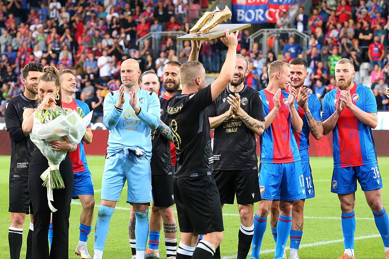 Fotbalista David Limberský se loučil s fotbalovou kariérou před vyprodaným stadiónem své domovské FC Viktoria Plzeň ve Štruncových sadech.