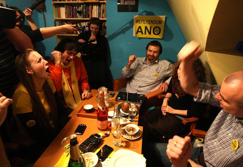Aktivisté si výsledek lidového hlasování užívali v kavárně Seraf.