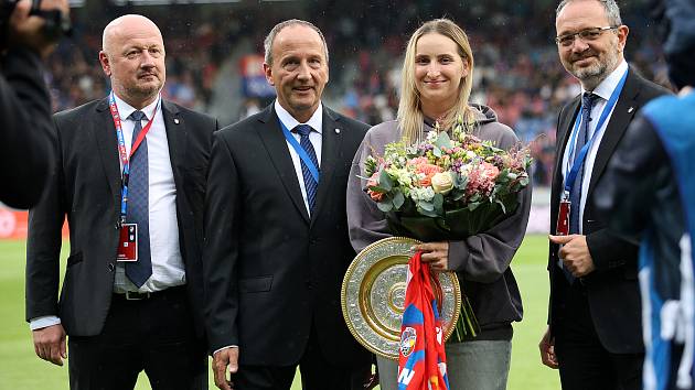 Tenistka Markéta Vondroušová pozdravila v Plzni diváky i fotbalisty FC Viktorie před začátkem utkání předkola konferenční ligy proti FC Drita.