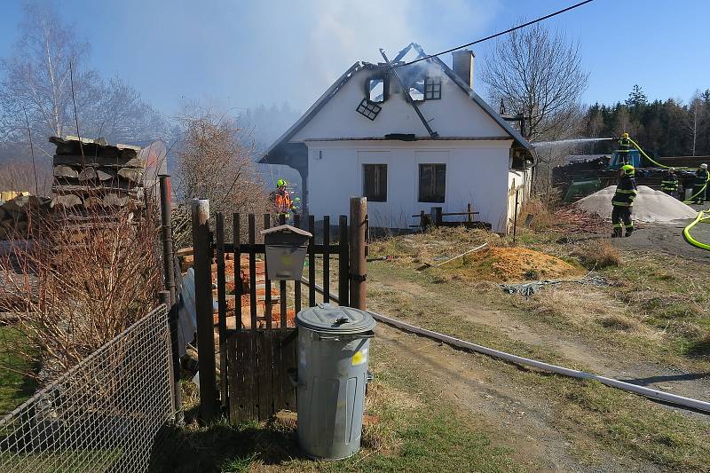 Požáru stodoly a přilehlého rodinného domu v Nechanicích.