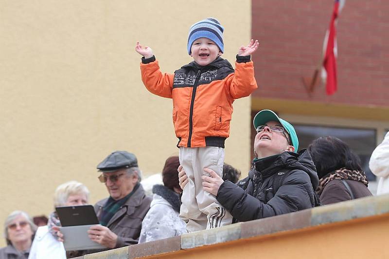 Příjezd kolony ke kulturnímu domu v Nýřanech