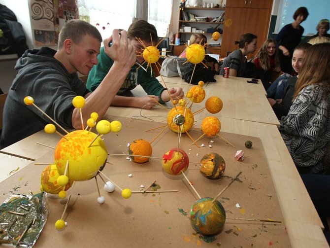 Žáci při výměnném pobytu v Plzni vyráběli právě planety Sluneční soustavy a vybírali si k tomu různé materiály