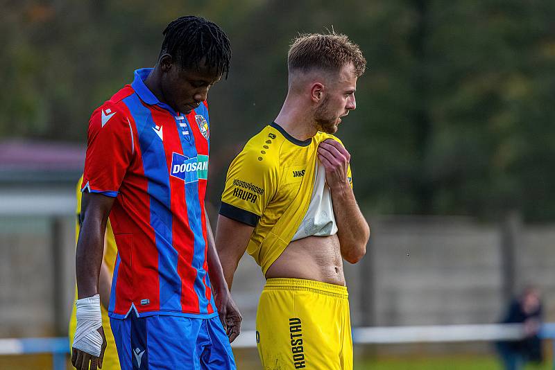 13. kolo FORTUNA ČFL, skupina A: FK ROBSTAV Přeštice (na snímku fotbalisté ve žlutých dresech) - FC Viktoria Plzeň B 1:2 (1:1).