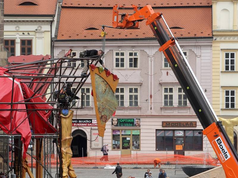 Stavba kolotoče pokračuje