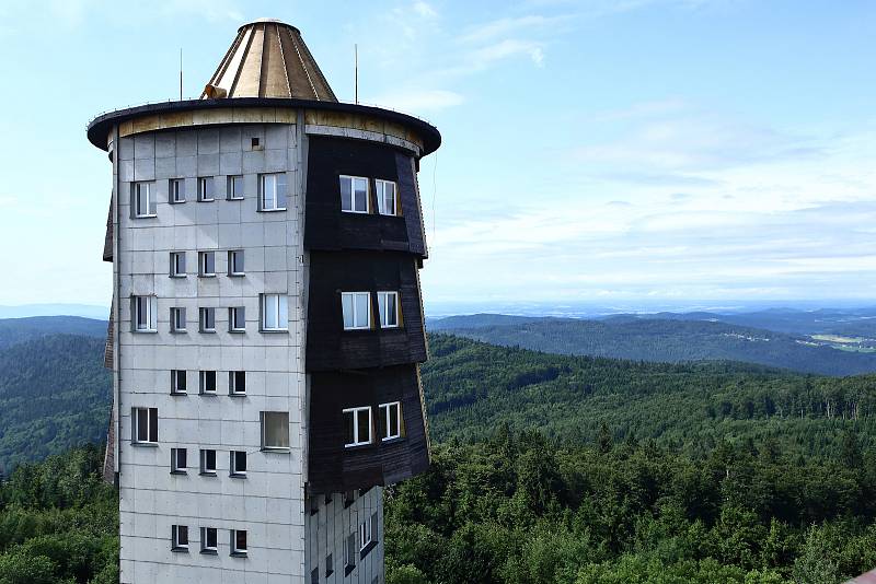 Na hoře Čerchov na Domažlicku pokračuje demolice bývalých vojenských objektů. Hotovo by mělo být do konce července. Čerchov je s nadmořskou výškou 1041 metrů nejvyšším bodem celého Českého lesa.