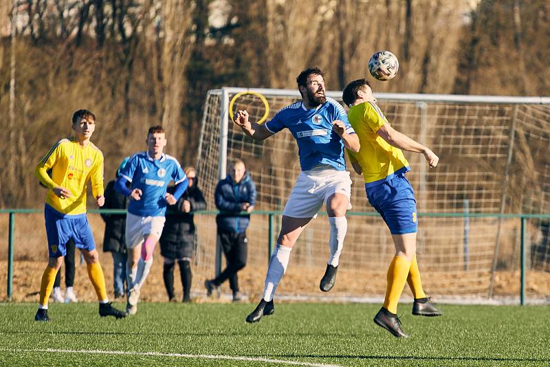 Fotbalisté plzeňské Doubravky (na archivním snímku hráči ve žlutých dresech) zdolali v pátek domácí Rokycany těsně 1:0 a slaví čtvrté vítězství za sebou.