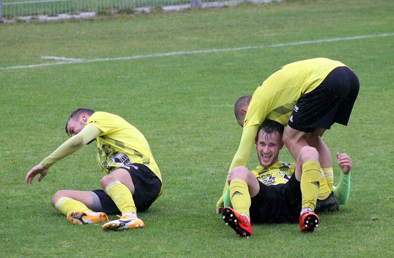 FK Robstav Přeštice (žlutí) vs. SK Petřín Plzeň (červení) 3:1.