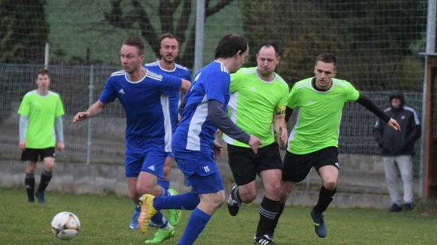 I. B třída, skupina B (15. kolo): SK Bolešiny (na snímku fotbalisté v modrých dresech) - TJ Sokol Štěnovice (zelení) 4:0.