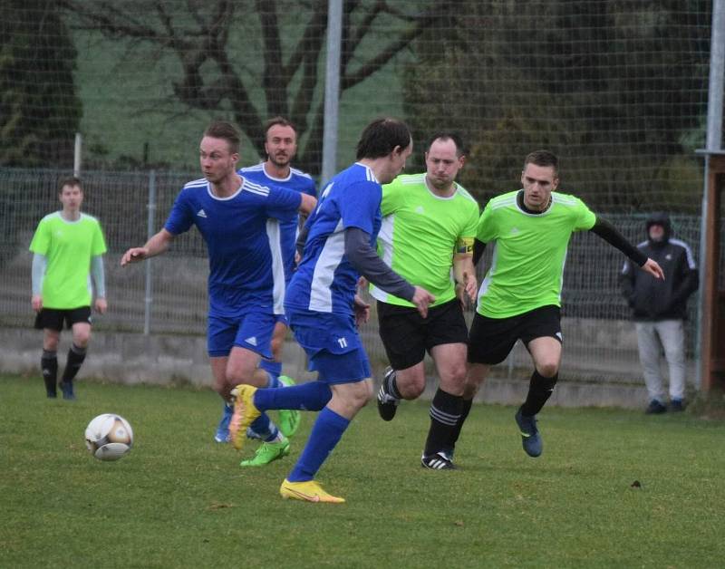 I. B třída, skupina B (15. kolo): SK Bolešiny (na snímku fotbalisté v modrých dresech) - TJ Sokol Štěnovice (zelení) 4:0.