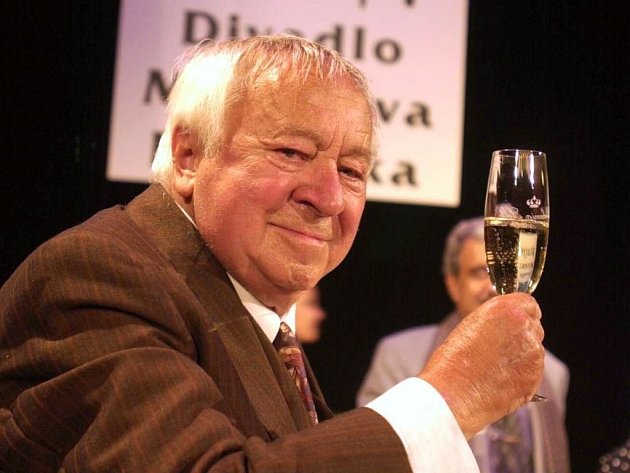 Miroslav Horníček při slavnostním přejmenování Divadla Kruh na Divadlo Miroslava Horníčka. Stalo se tak 5. října 2000