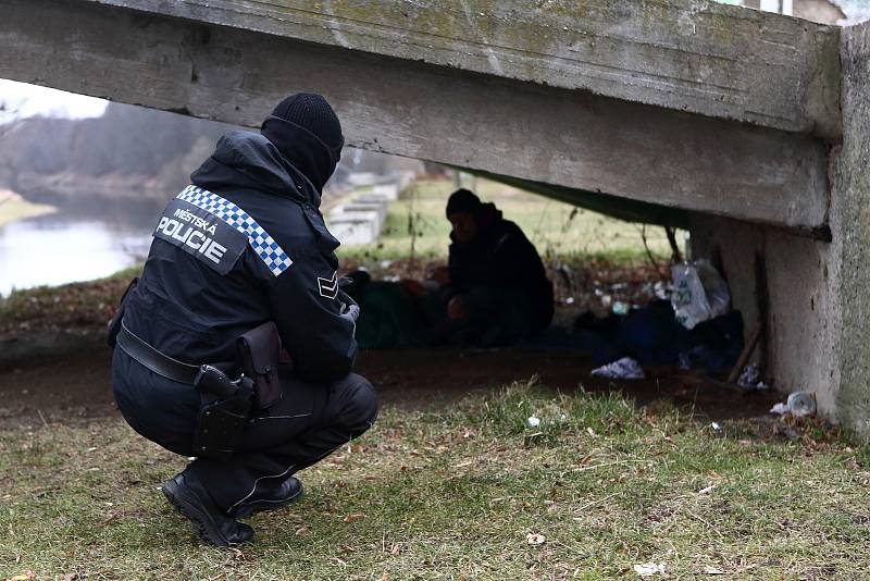 Strážnici městské policie Plzeň ve středu kontrolovali příbytky lidi bez domova, kteří přebývají na území města. Při pravidelné obchůzce policisté mimo jiné zjišťují totožnost navštívených bezdomovců a porovnávají jí s registrem hledaných osob.