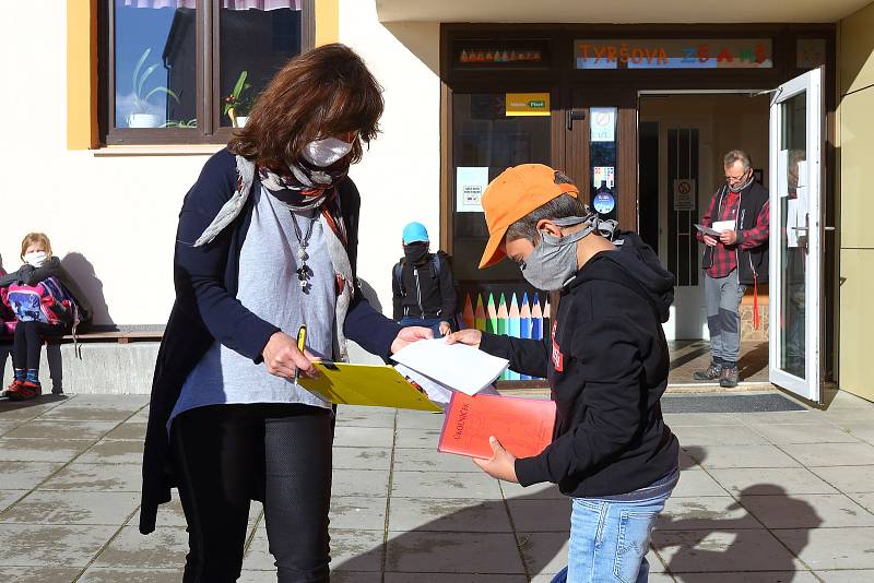 Po nucených koronavirových prázdninách se dnes školáci vrátili do tříd prvního stupně ZŠ. Za zvýšených hygienických podmínek přicházeli žáci prvního až pátého ročníku i do Tyršovy základní školy v Plzni Černicích.