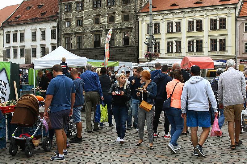 S koncem prázdnin se obnovilo konání pravidelných farmářských trhů na plzeňském náměstí Republiky.